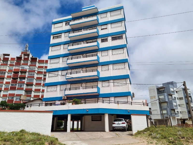 Departamento Edificio LAS GAVIOTAS 5°B Amplio departamento con plena en:Villa Gesell, zona:Sur